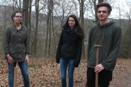 Baumprojekt_-_Drei_Pflanzer_Naomi,_Jessica_und_Florian.jpg